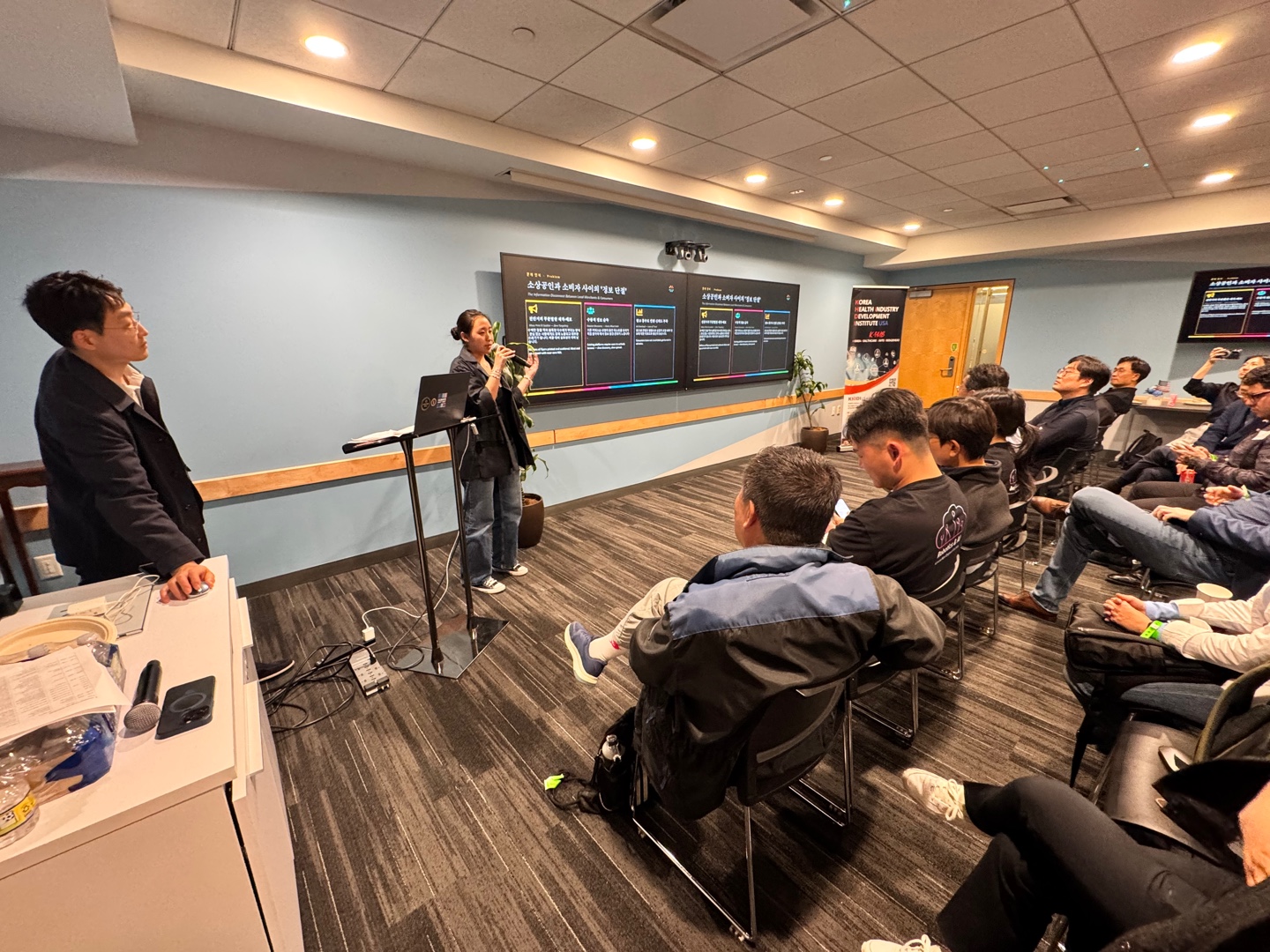 Dohoon Kim presenting the Hashnews demo to the room